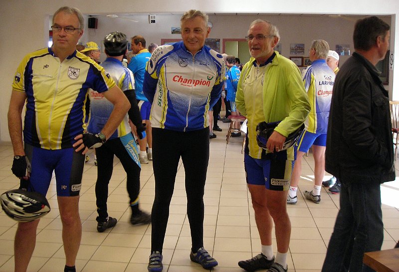 2010-10-10 07 On attend le depart du defile.JPG